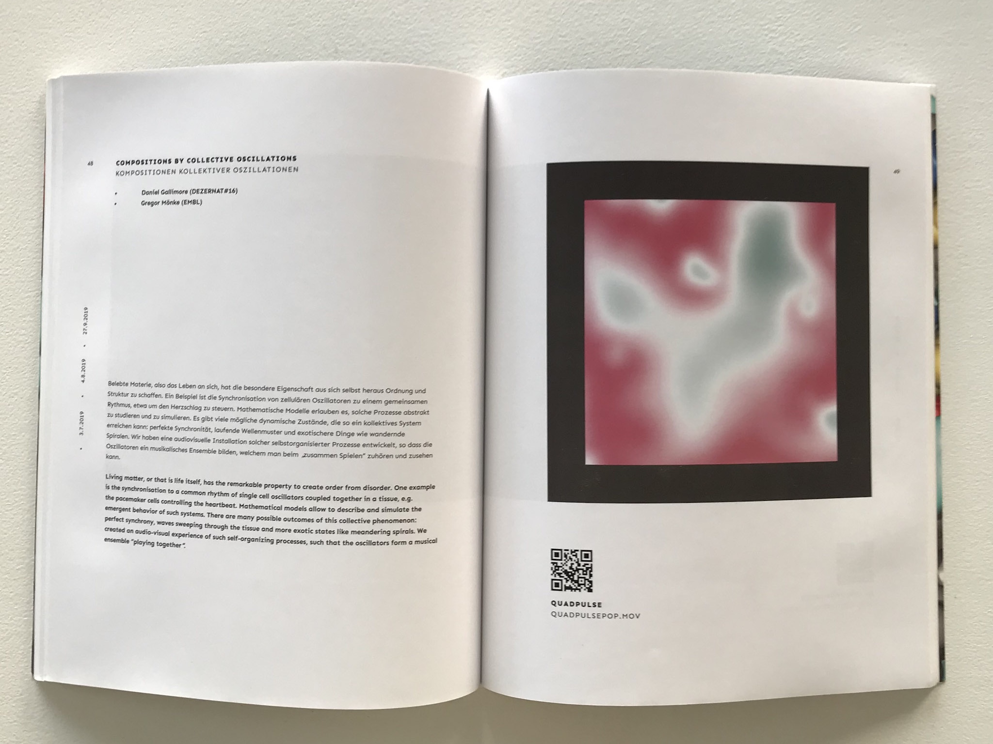 Der Aufgeschlagene REMIX-Katalog. Auf der linken Seite ist Text, auf der rechten Seite ein rot-graues Bild zu sehen.