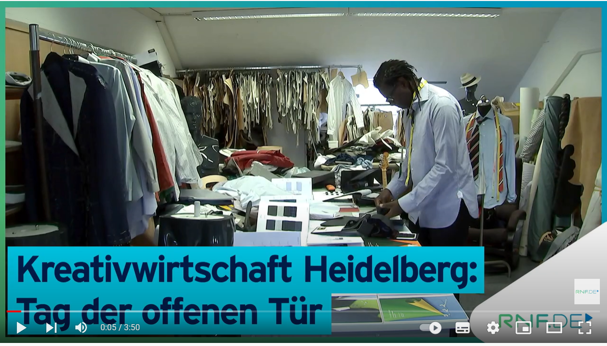 Screenshot des RNF-Beitrags auf YouTube: Maßschneider Madiagne Diop in seinem Atelier.