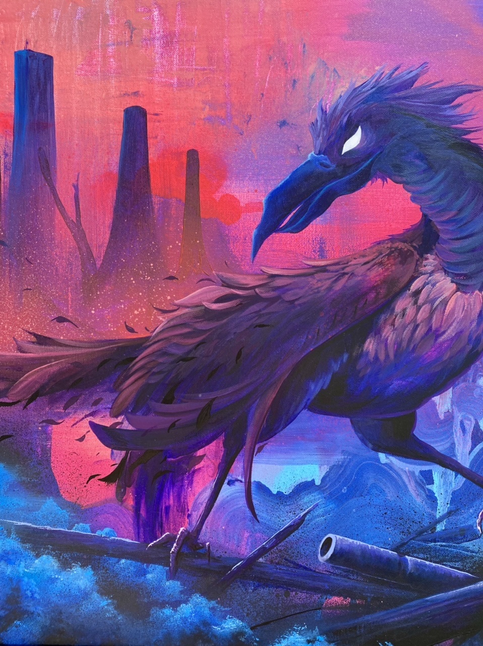 Ein Kunstwerk in pinken und blauen Farbtönen, das einen großen Vogel auf der rechten und Schornsteine auf der linken Seite zeigt.